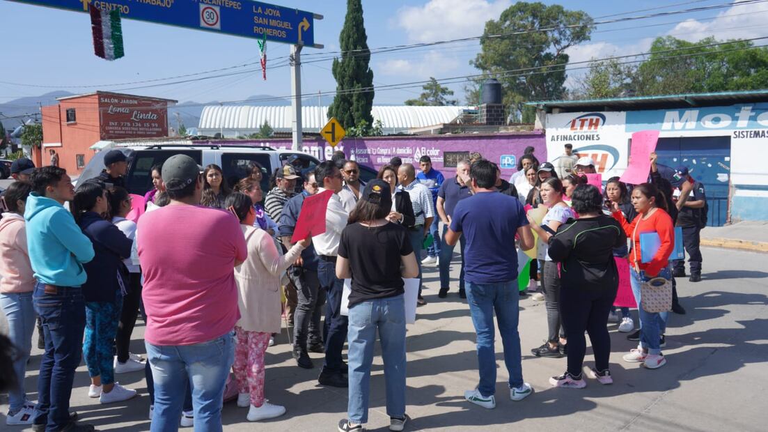 Padres de familia bloquean la Tulancingo-Santiago Tulantepec en demanda de mejoras para centro educativo | Foto: Especial