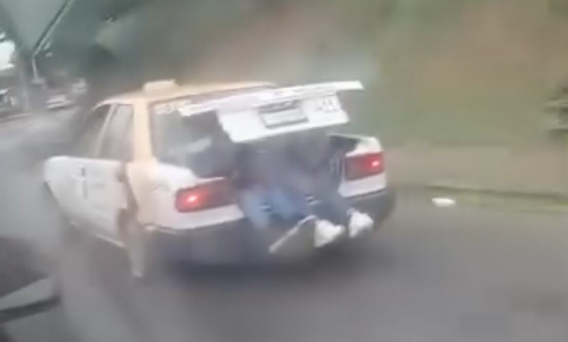 Captan a taxi transportando pasajeros hasta en la cajuela, además de llevar sobrecupo en el interior de la unidad del servicio público. Foto: Especial