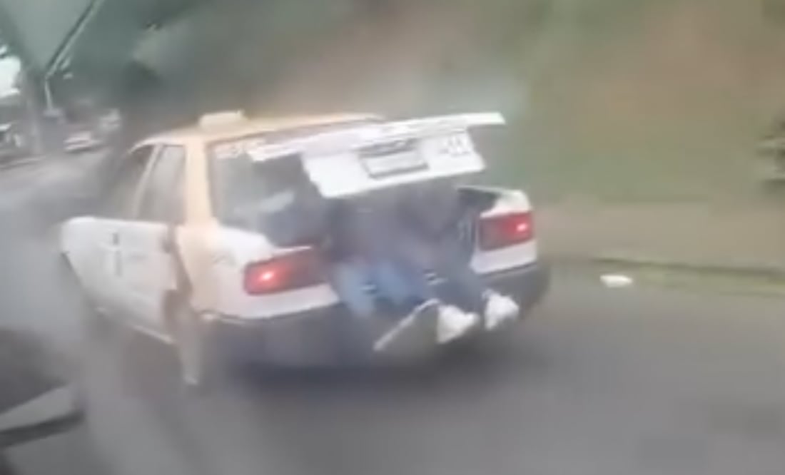 Captan a taxi transportando pasajeros hasta en la cajuela, además de llevar sobrecupo en el interior de la unidad del servicio público. Foto: Especial