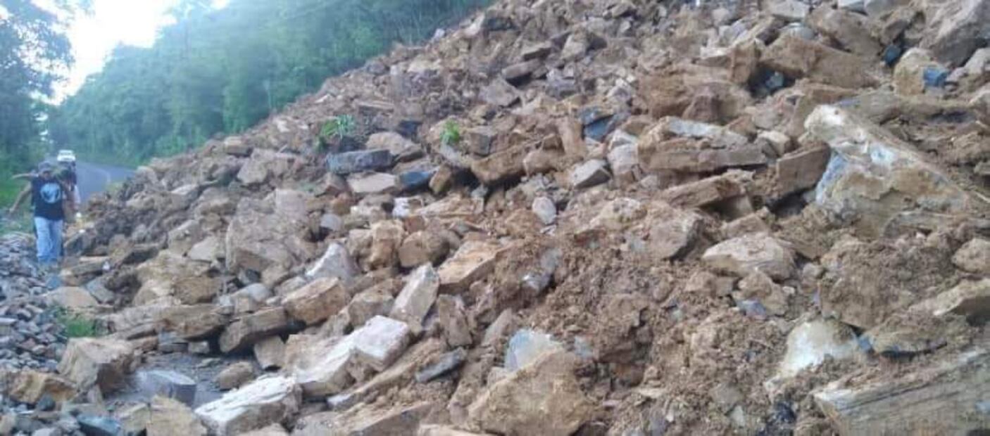 Deslave provoca cierre de carretera en el municipio de Chapulhuacán | Foto: Especial