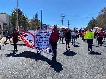 Comienza la marcha del Frente de Egresados (FDE) en apoyo a estudiantes de la UAEH