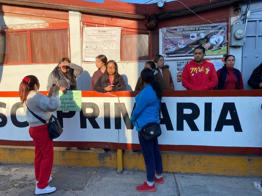 
Personal del Registro Estatal de Prevención, Atención y Erradicación de Violencia Escolar recabó las quejas de los padres de familia que no habían sido atendidas en la primaria | Foto: Luis Soriano