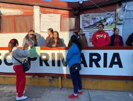 Padres bloquean primaria en Pachuca para exigir restitución de maestro acusado de acoso