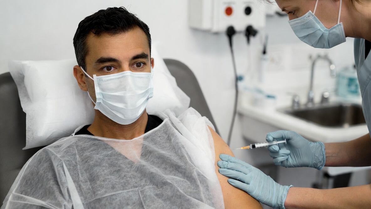 Hidalgo se mantiene a la baja en los casos de sarampión, respecto a otros estados del país, sin embargo, para disminuir la cadena de transmisión es fundamental, dijo, vacunar a menores de 12 meses, y segunda dosis a los 6 años. Foto: Grok IA