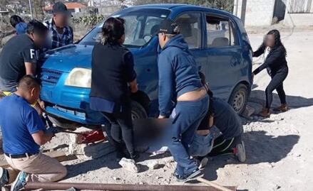 Muere tras caerle su auto encima