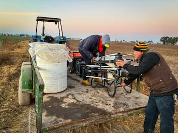 Comienza fumigación de tres hectáreas con dron para mitigar plaga de moscas en Tizayuca