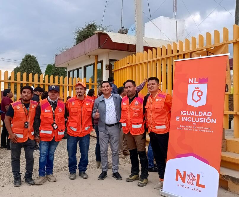 Servidores públicos del gobierno de Nuevo León llegaron a Hidalgo para descargar un helicóptero con ayuda, proveniente de Monterrey.

Fotos Lourdes Naranjo