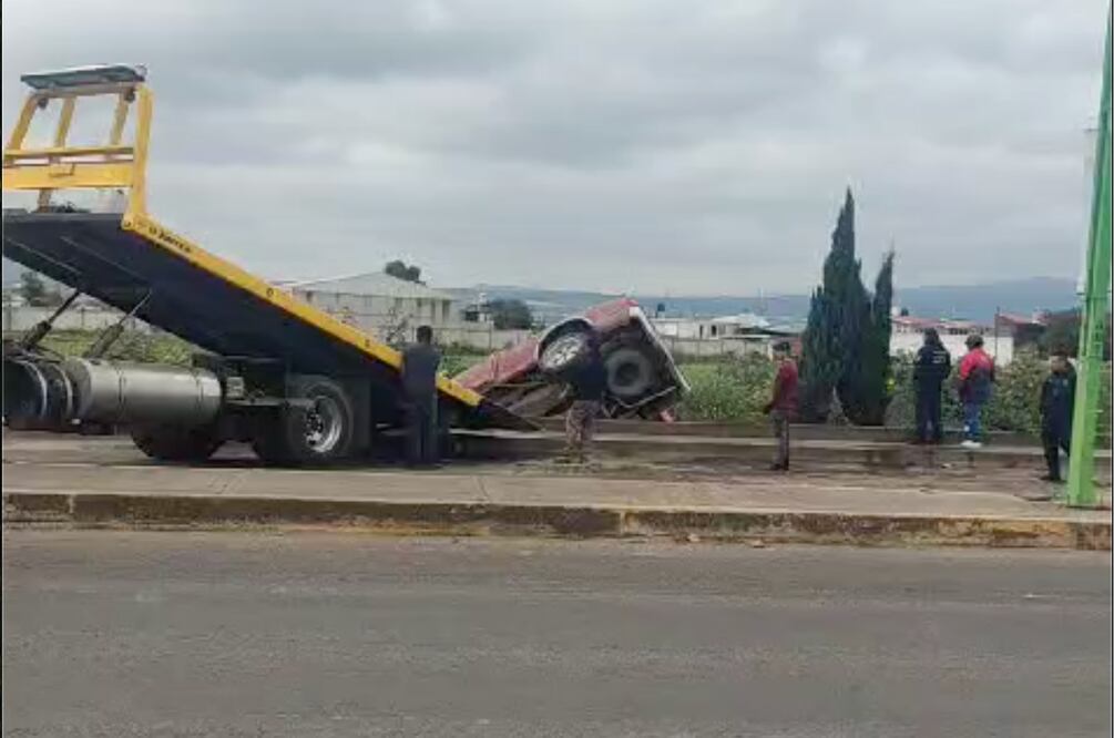 Elementos de Bomberos y Protección Civil acudieron al llamado de auxilio, pasando las cinco de la mañana de este domingo, trasladando a dos personas al Hospital General de Tulancingo