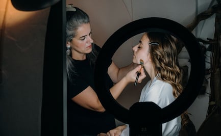 Partidos en Hidalgo destinan millones a promoción política de mujeres… con cursos de maquillaje y revistas