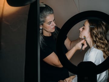 Partidos en Hidalgo destinan millones a promoción política de mujeres… con cursos de maquillaje y revistas