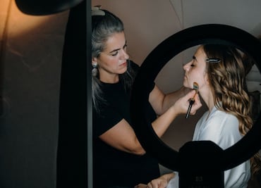 Partidos en Hidalgo destinan millones a promoción política de mujeres… con cursos de maquillaje y revistas