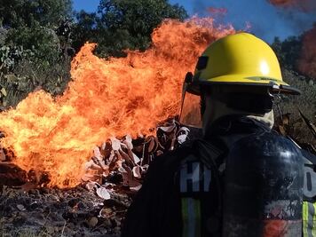 Video: Toma clandestina provoca incendio en ducto de Pemex en Epazoyucan