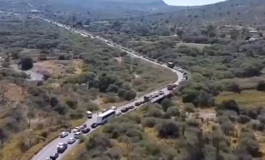 Trabajadores del hospital General de Zimapán cerraron la carretera para exigir mejores condiciones laborales I Foto: Redes sociales