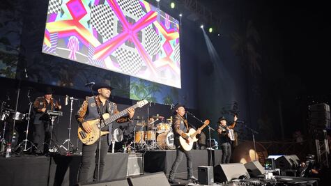 ¡A ritmo de "La Chona"! Los Tucanes de Tijuana desatan la euforia en París
