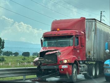 Choque frontal entre tractocamión y camioneta deja daños materiales y un herido en la México-Tuxpan