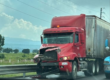 Choque frontal entre tractocamión y camioneta deja daños materiales y un herido en la México-Tuxpan