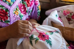 Artesanos de la Huasteca piden diálogo con el Gobierno de Hidalgo por venta de imitaciones de bordados tradicionales