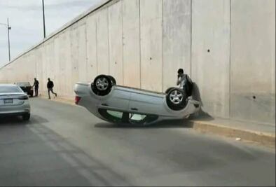 Vehículo compacto vuelca en Mineral de la Reforma