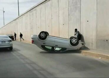 Vehículo compacto vuelca en Mineral de la Reforma