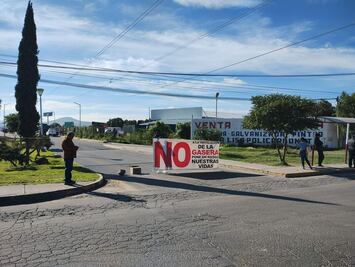 Bloquean vialidad para evitar la instalación de gasera en Tizayuca