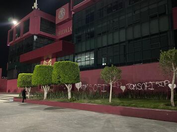 Vinculan a proceso a hombre que pintó “TQM SOFI” en el Palacio de Gobierno