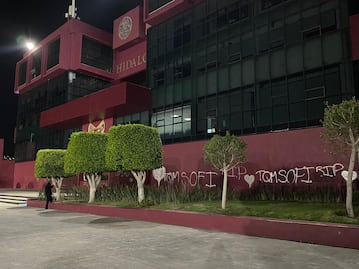 Vinculan a proceso a hombre que pintó “TQM SOFI” en el Palacio de Gobierno