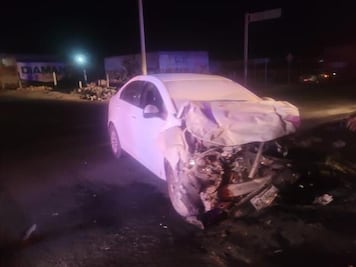 Conductor acelerado provoca un encontronazo entre auto y camioneta en Actopan