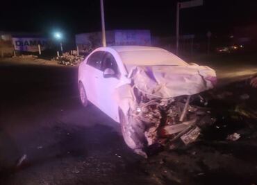 Conductor acelerado provoca un encontronazo entre auto y camioneta en Actopan