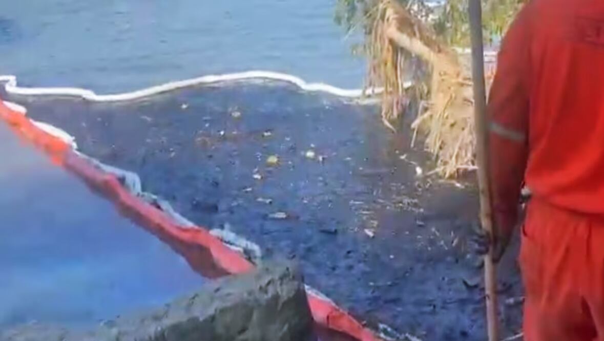 Así se ve el derrame de hidrocarburo que afecta al río Pantepec y llega al río Tuxpan en Veracruz. Foto: Captura de pantalla