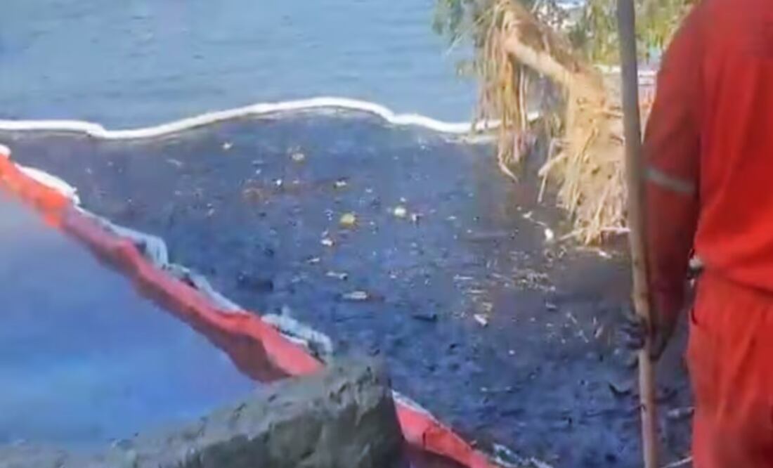 Así se ve el derrame de hidrocarburo que afecta al río Pantepec y llega al río Tuxpan en Veracruz. Foto: Captura de pantalla