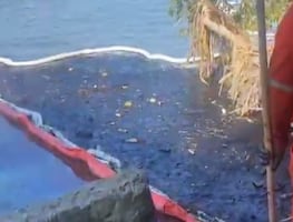 Así se ve el derrame de hidrocarburo que afecta al río Pantepec y llega al río Tuxpan en Veracruz