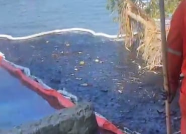 Así se ve el derrame de hidrocarburo que afecta al río Pantepec y llega al río Tuxpan en Veracruz
