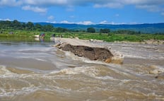 Colapsa vado provisional por crecida del río Calabozo en Tamoyón
