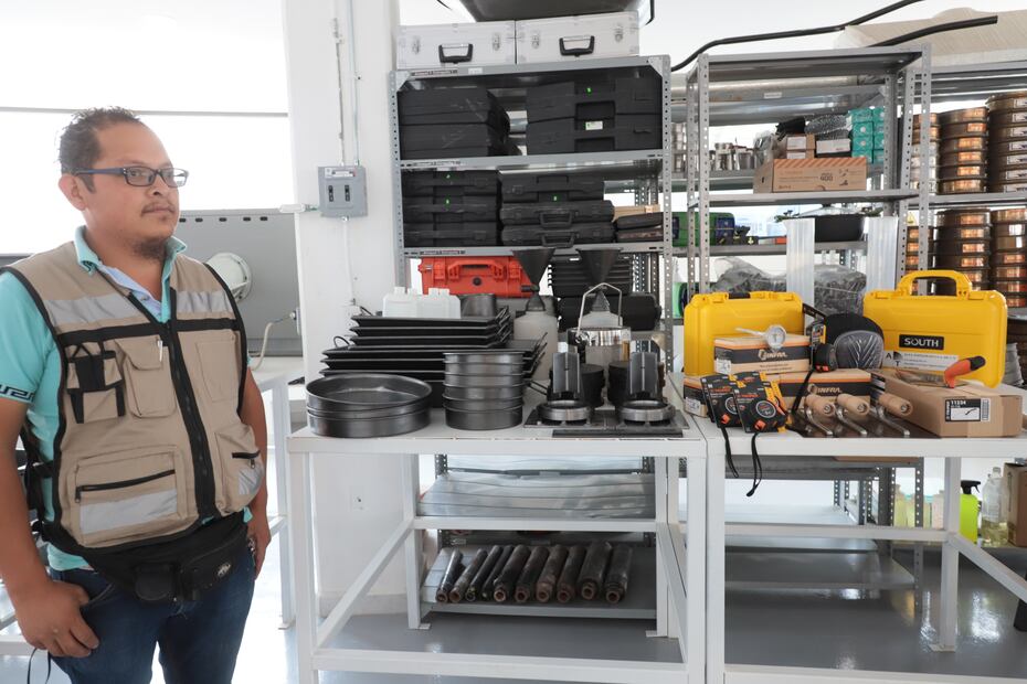 En el Laboratorio de Materiales estatal se reciben piezas para confirmar desde el grosor de la capa de asfalto hasta la calidad de la grava, arena y otros componentes de una obra de infraestructura I Foto: Luis Soriano