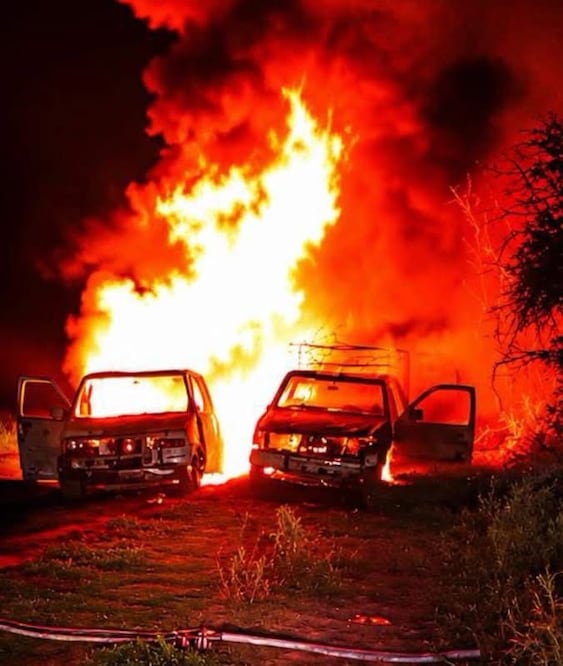 Dos camionetas usadas para robar combustible se incendiaron, presuntamente por una mala maniobra | Foto:Especial