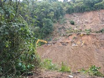 Derrumbes y daños persisten en la Tenango-San Bartolo-Huehuetla
