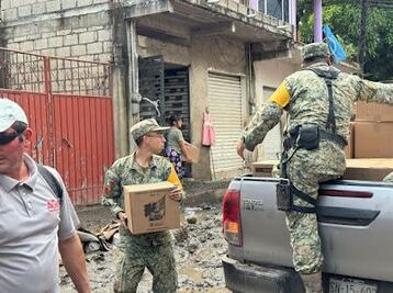 Gobierno de Hidalgo y Ejército Mexicano llevan ayuda humanitaria a zonas afectadas en Huehuetla