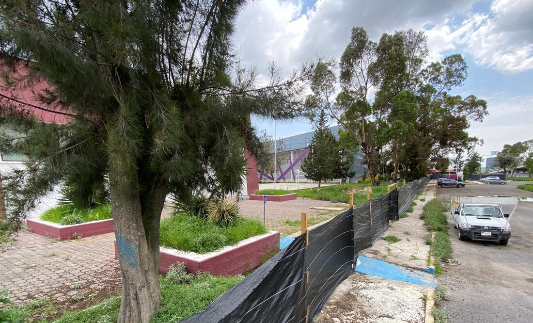 La alberca tiene más de 10 años sin utilizarse tras detectarse fisuras | Foto: Luis Soriano