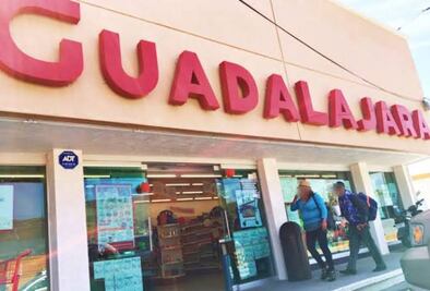 Delincuentes asaltan dos sucursales de Farmacias Guadalajara en Pachuca