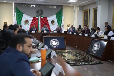 Llama Andrés Velázquez a legisladores a dejar escritorio y regresar a territorio