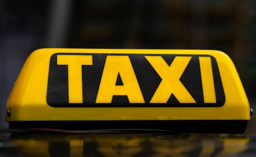 Intento de asalto a taxista provoca choque y deja dos lesionados en Pachuca