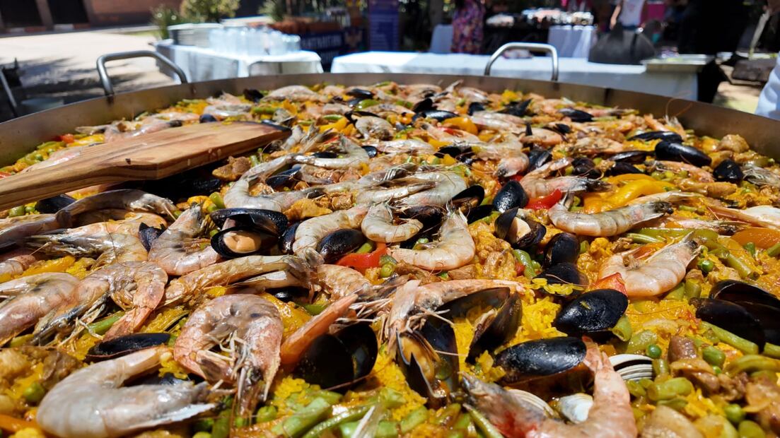 Javier Juárez Roldán "El Negro" asiste a diversos eventos gastronómicos en Hidalgo y otros estados del país, además de dar servicio en eventos privados. Una de sus especialidades es la paella y en su historial pudo cocinar vacas. I Foto: Gerardo Campa