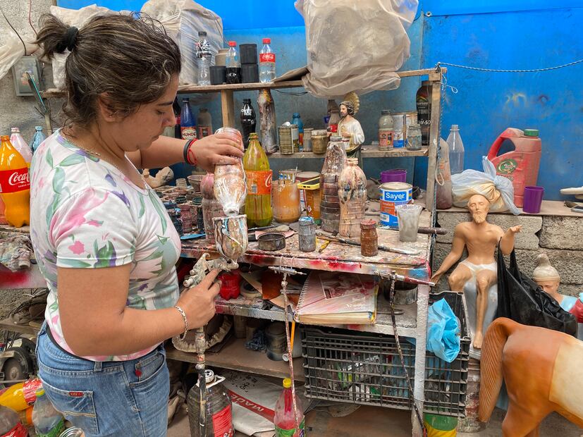 El arte de dar color a la fe: la tradición de las figuras religiosas en Tlahuelompa | Foto: Luis Soriano