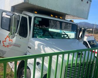 Tortón se queda sin frenos en la México-Tuxpan y causa accidente; un lesionado