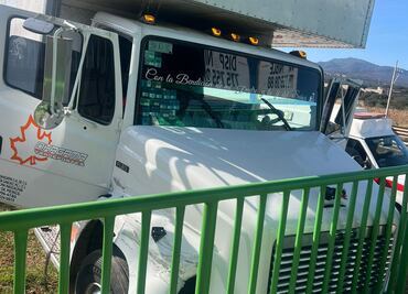 Tortón se queda sin frenos en la México-Tuxpan y causa accidente; un lesionado