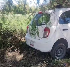 Hallan dos cuerpos con impactos de bala dentro de un auto chocado en Tula