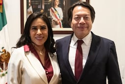 Comparte Simey Olvera imágenes de reunión que sostiene con Mario Delgado