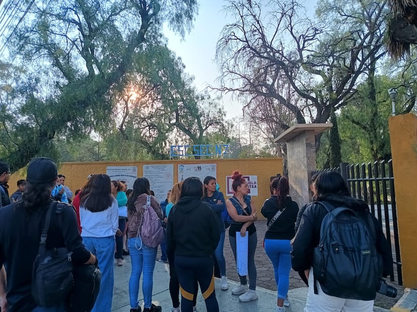 Protestan en secundaria de Pachuca tras muerte de estudiante; exigen justicia y atención al bullying | Foto: Lourdes Naranjo