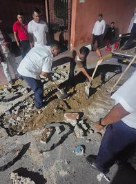 Transportistas inician reparaciones de socavón en Ixmiquilpan