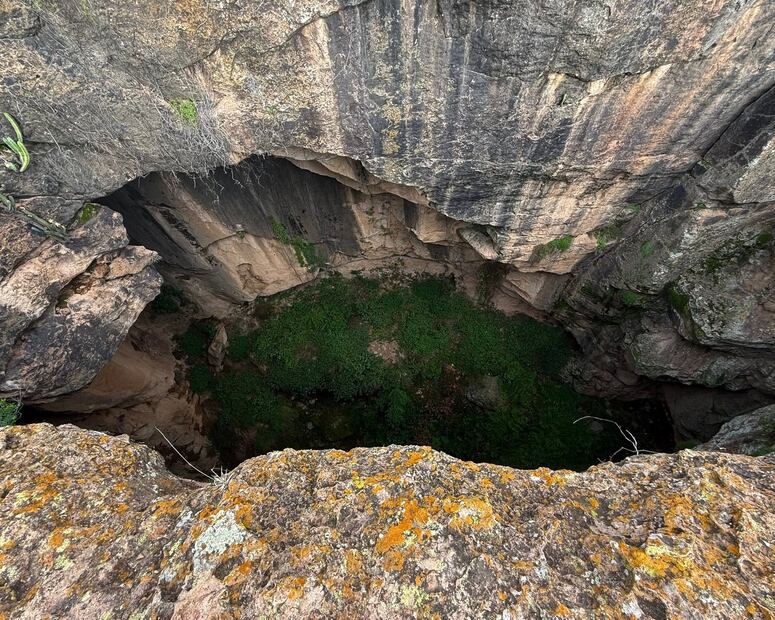 ¿Te atreverías a asomarte a una cueva cuyo fondo parece no existir? Facebook: Pinshi Millenial